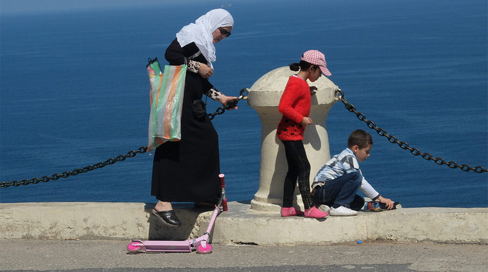 Barn och en kvinna i Algeriets huvudstad Alger.