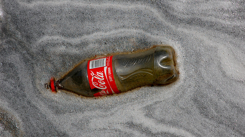 Jukskei-floden var en gång Johannesbrugs stolthet. Nu är den förorenad och fylld av skräp. Här flyter en Coca-Colaflaska vid flodens utlopp.