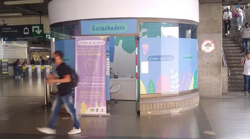 Lyssningsrum på stationen San Antonio i Medellín. Här kan man gå in och få ett samtal med en psykolog, utan kostnad.