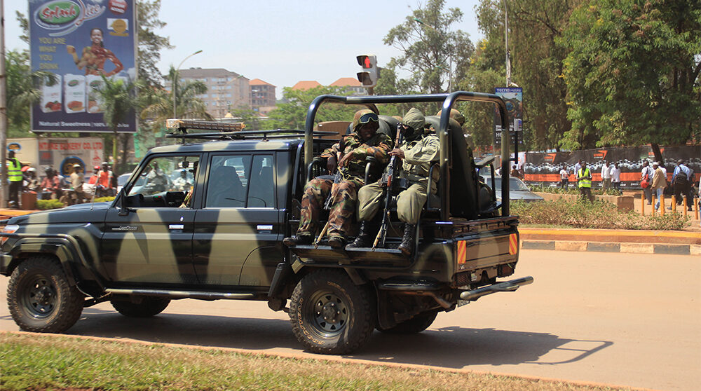 Soldater på en lastbil i Ugandas huvudstad Kampala.