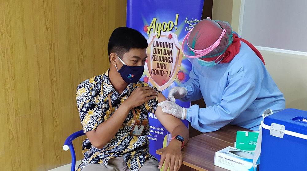 En person i Indonesien får covid-vaccin