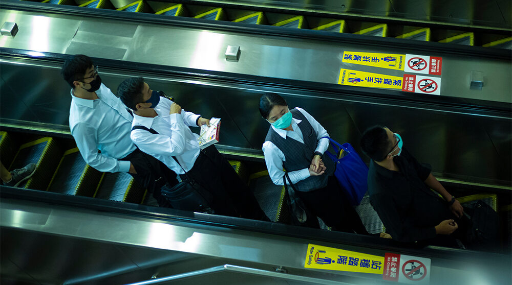 Personer i tunnelbanan i Taipei som har ansiktsmask.