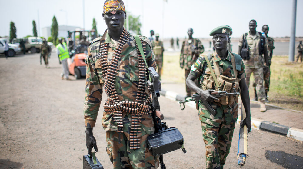 En soldat med bandana.