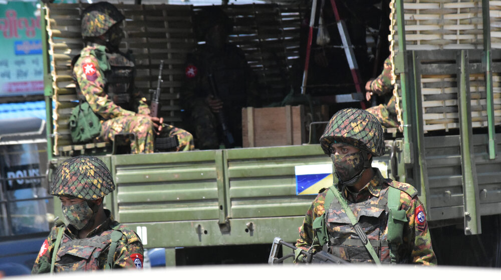Taunggyi, Burma, den tionde mars 2021: Säkerhetsstyrkor slår ner på demonstranter. Foto: Shutterstock