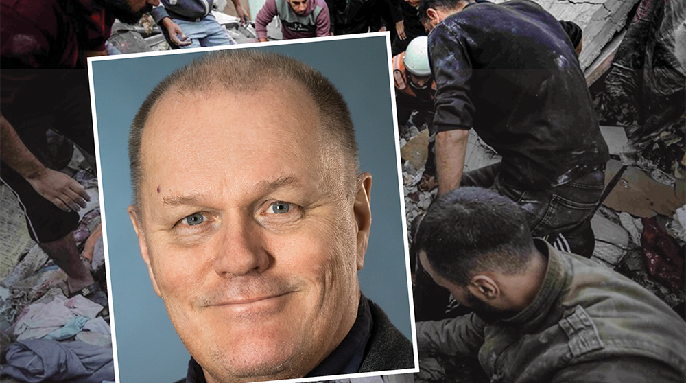 porträtt på vit medelålders man och människor i Gaza i bakgrunden