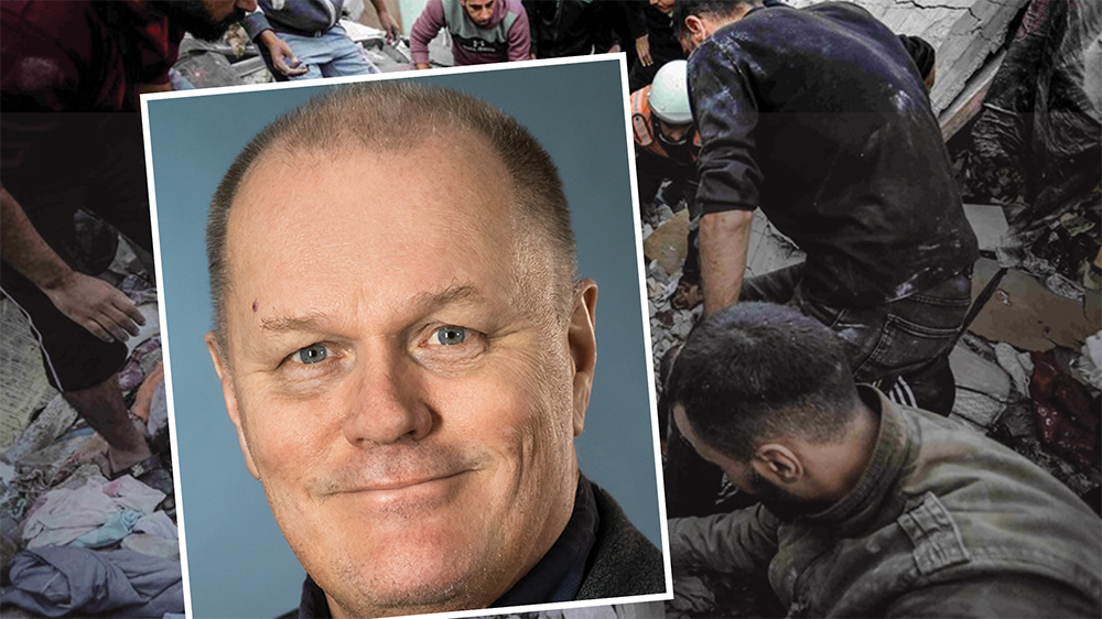 porträtt på vit medelålders man och människor i Gaza i bakgrunden