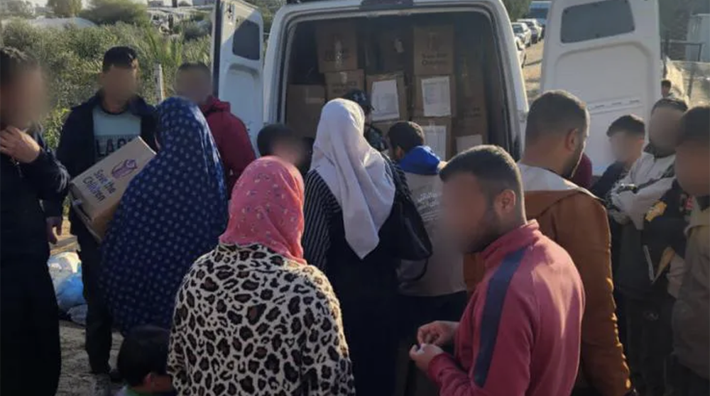 Bil där mat delas ut i Rafah, Gaza.