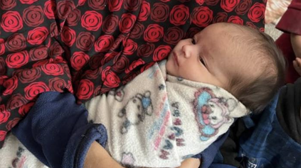 Ett nyfött barn i sin mammas knä i Gaza.