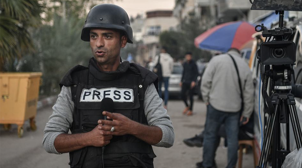 Journalisten Mustafa Al-Bayed i Gaza, iklädd hjälm