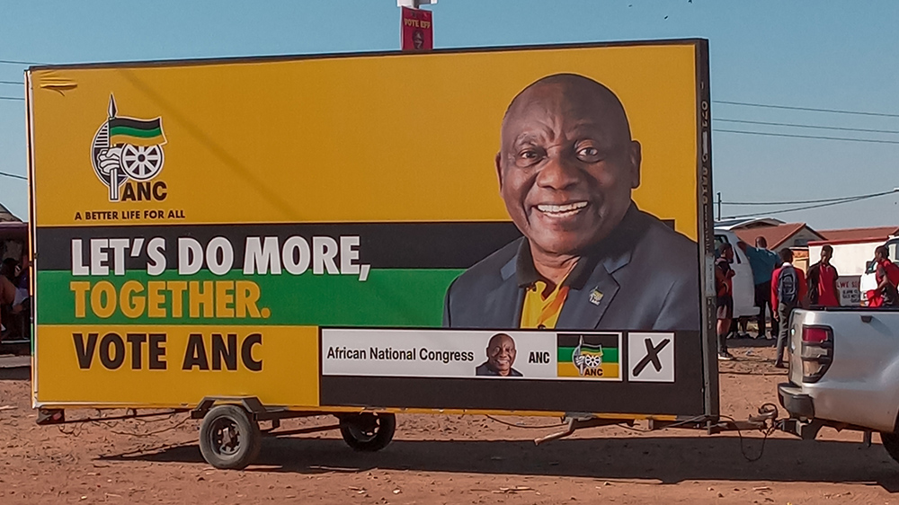 Bild med Ramaphosa på bil inför valet i Sydafrika 2024.