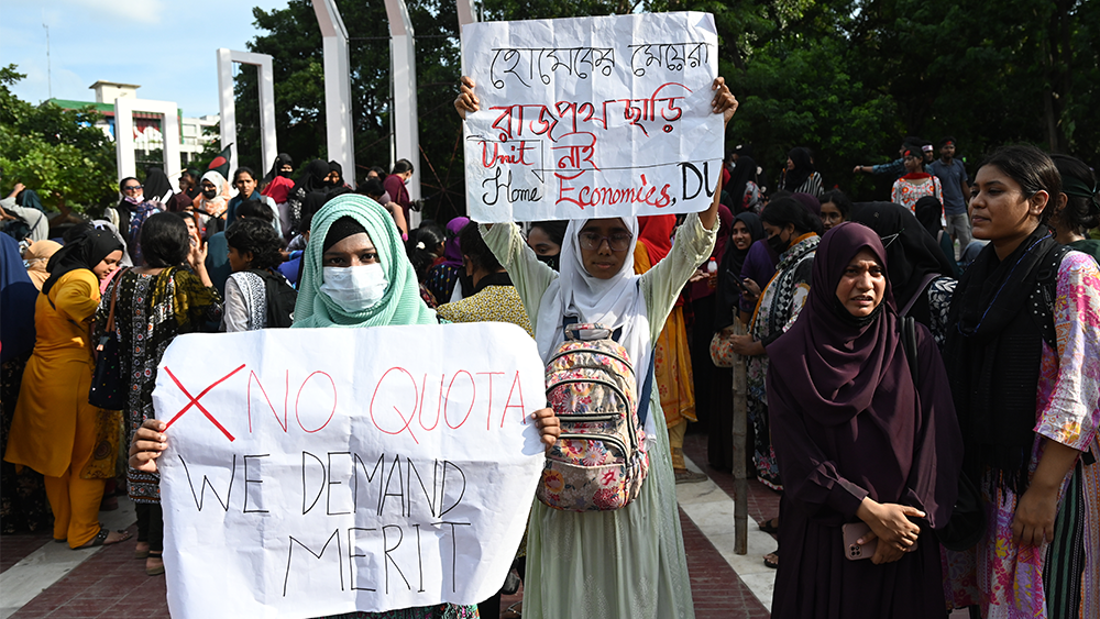Unga kvinnor demonstrerar i Bangladesh.